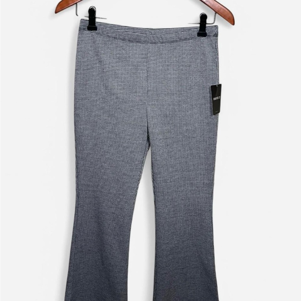 Women’s White and Black Capris